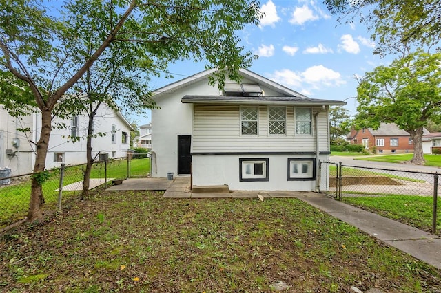 view of front facade featuring a front lawn