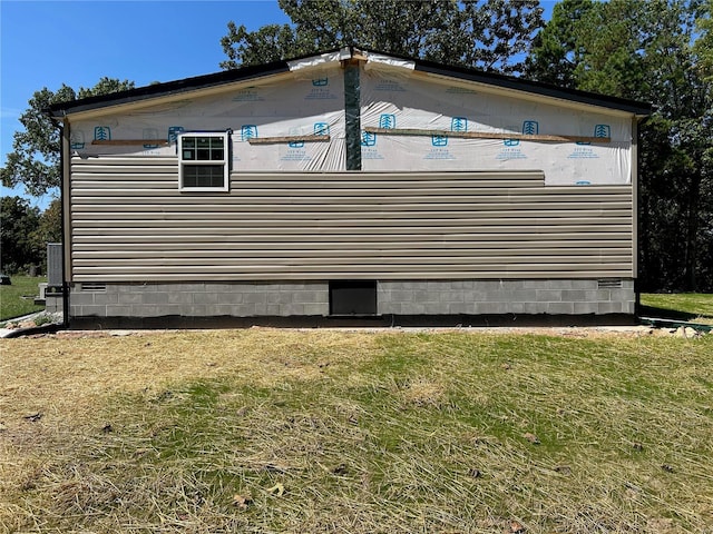 view of side of property with a lawn