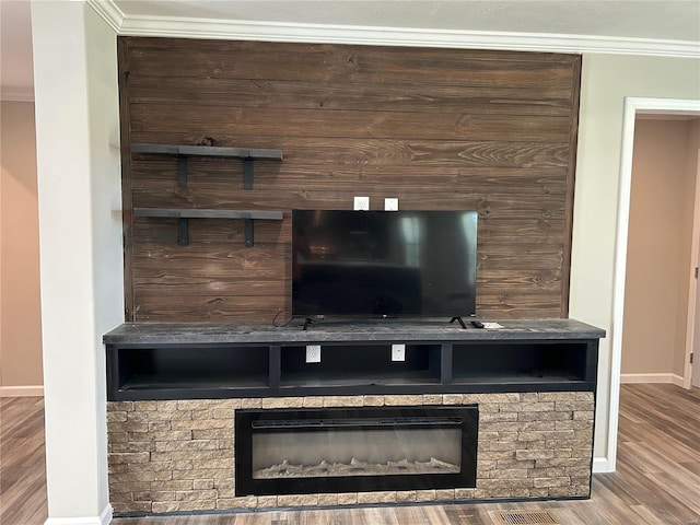 room details featuring wood-type flooring and crown molding