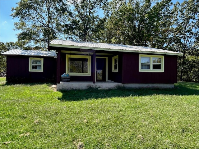 ranch-style house featuring a front yard