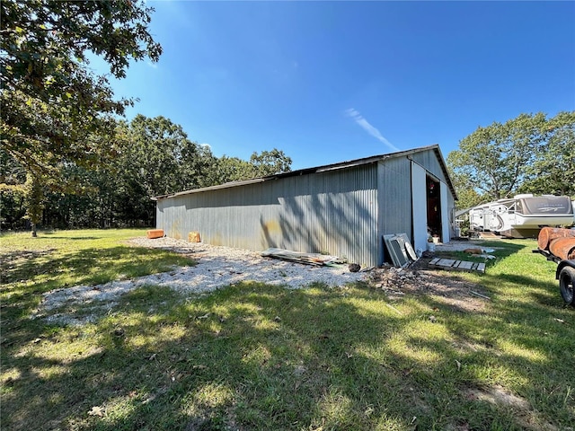 exterior space featuring an outdoor structure and a yard