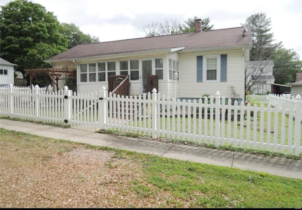 view of front facade with a front yard