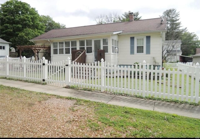 view of front facade with a front yard