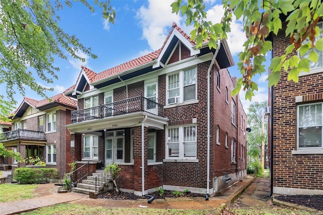 view of front of property featuring a balcony