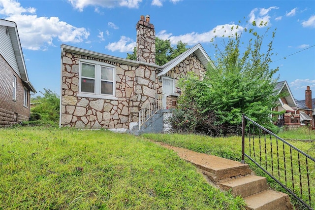 view of front of property featuring a front lawn