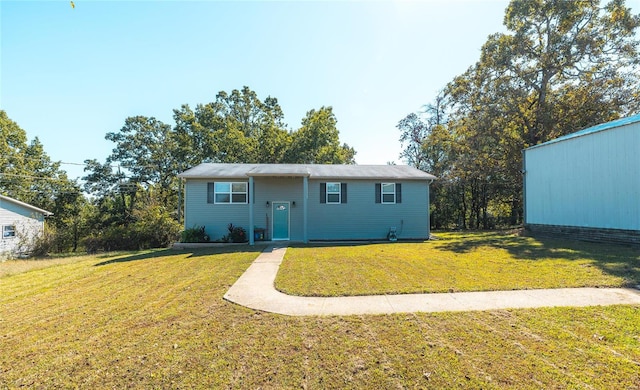 view of front of house featuring a front lawn