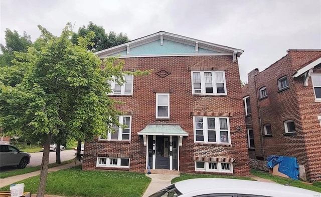 view of front of home featuring a front yard