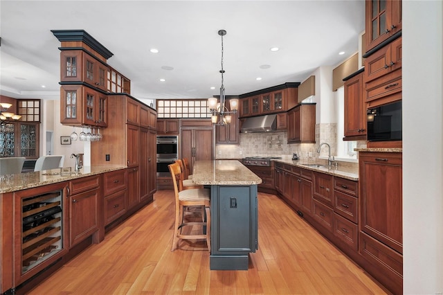 kitchen featuring wine cooler, an inviting chandelier, light wood-type flooring, and range hood