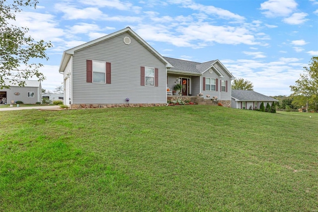 view of front of house featuring a front lawn