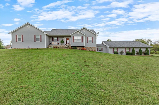 view of front of house featuring a front lawn