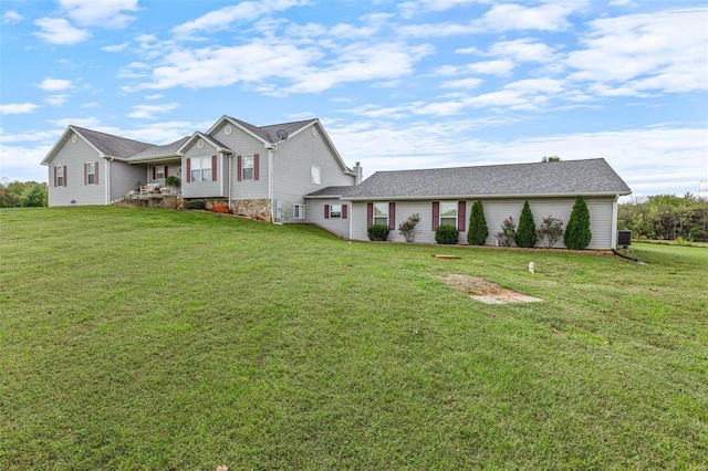 view of front facade featuring a front yard