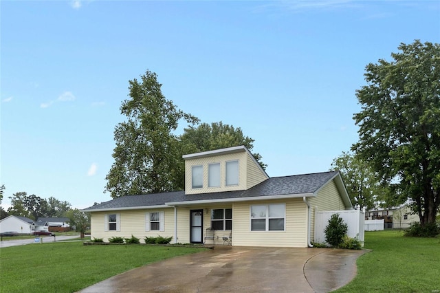 view of front of house featuring a front yard