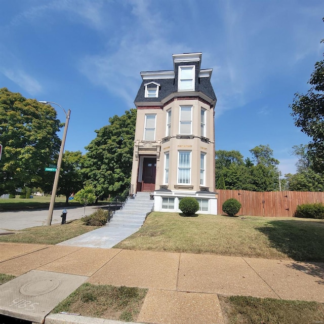 view of front of property with a front yard