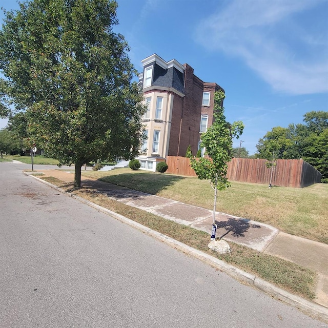 view of front facade featuring a front yard