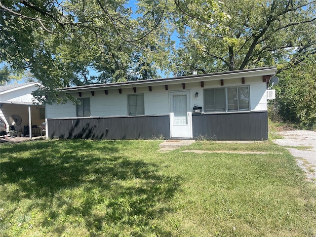 single story home featuring a front lawn