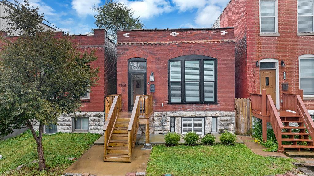 view of front of house with a front yard