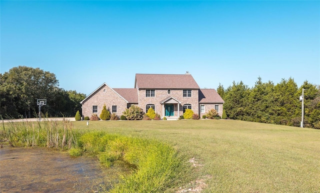 view of front of property featuring a front lawn