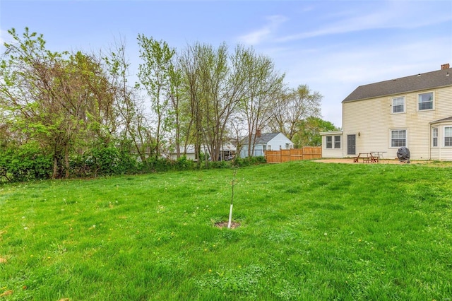 view of yard featuring a patio