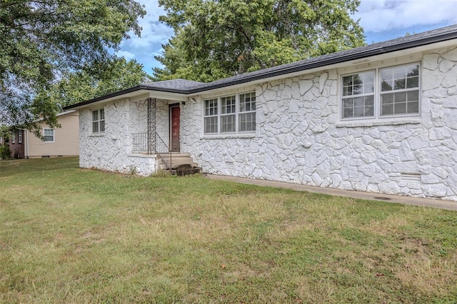 single story home with a front yard