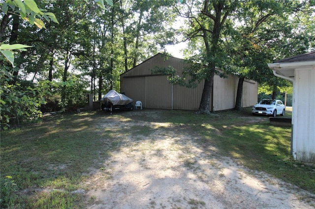 view of yard with an outdoor structure