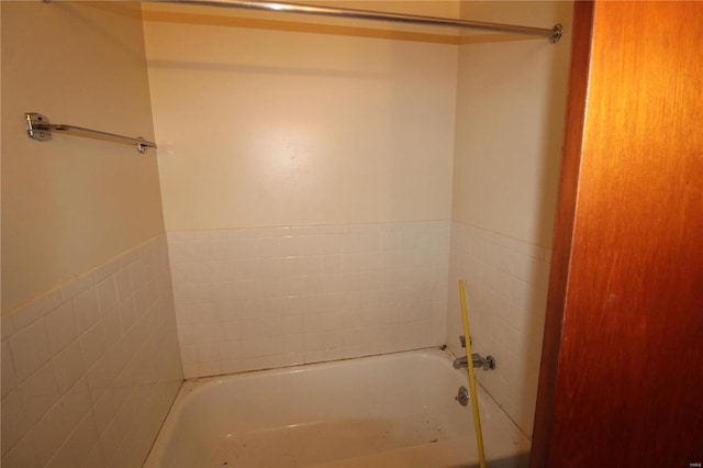 bathroom featuring tiled shower / bath combo