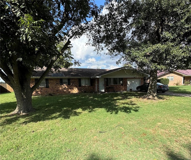 single story home with a front lawn