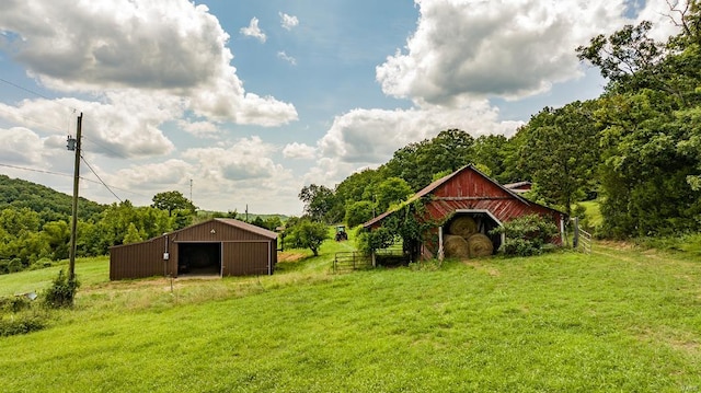 view of yard featuring an outbuilding