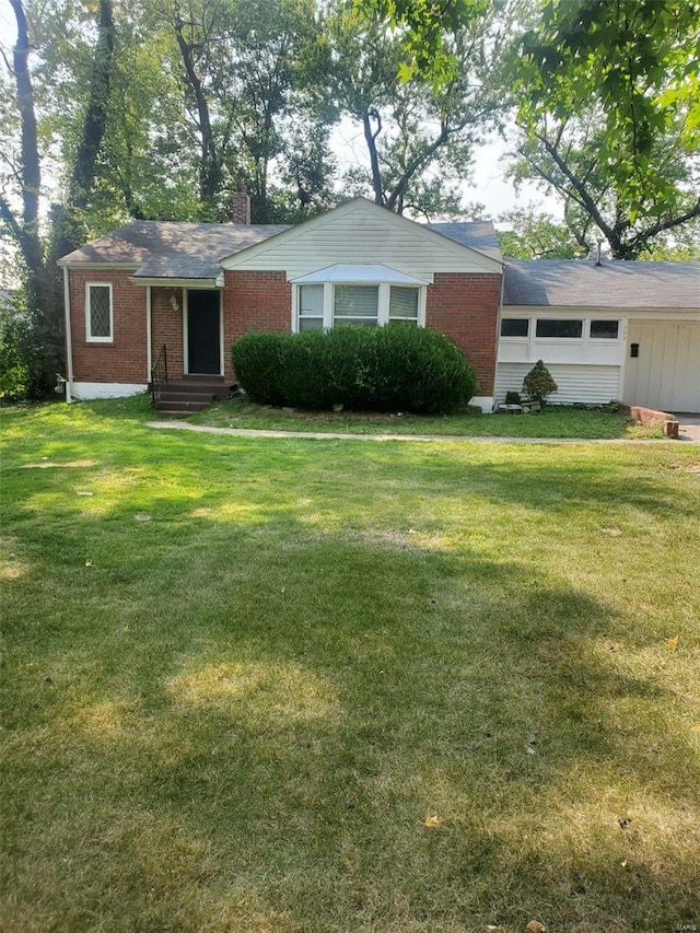 single story home featuring a front lawn