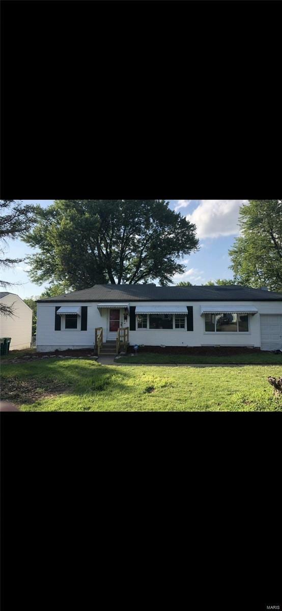 single story home featuring a front lawn