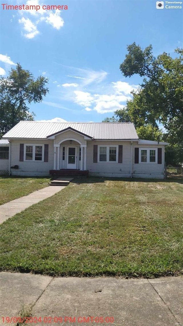 ranch-style house with a front yard