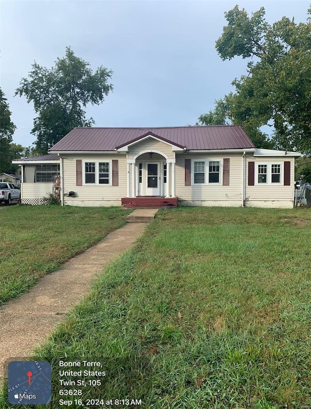 single story home featuring a front lawn