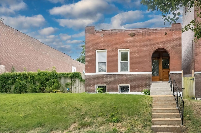 view of front of property featuring a front lawn