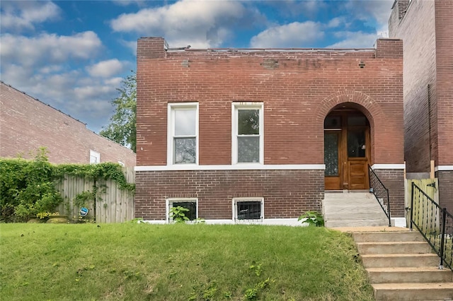 view of front of home featuring a front yard