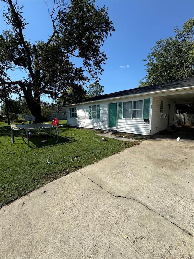 view of front facade featuring a carport and a front yard