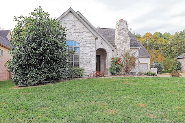 view of front facade with a front yard