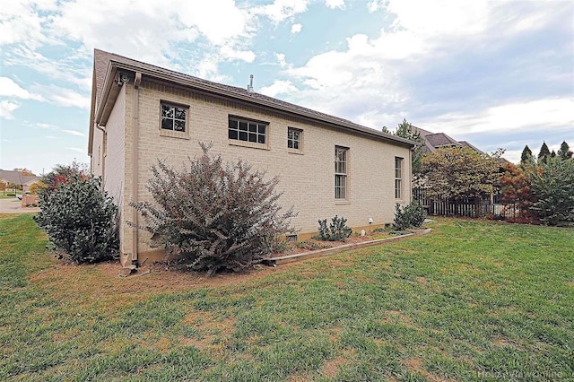 view of side of property featuring a yard