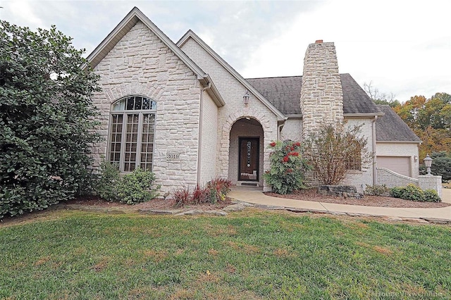 view of front of home featuring a front lawn and a garage