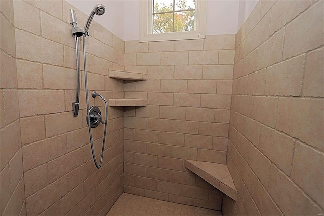 bathroom featuring tiled shower