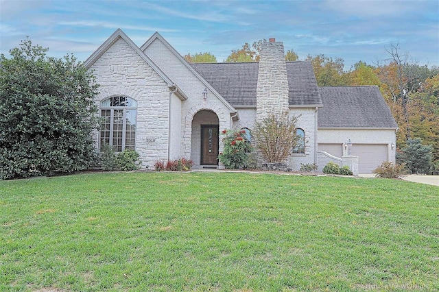 view of front facade featuring a front lawn and a garage