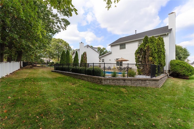 view of yard featuring a fenced in pool