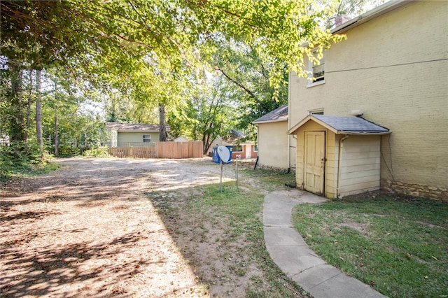 view of yard with a storage shed