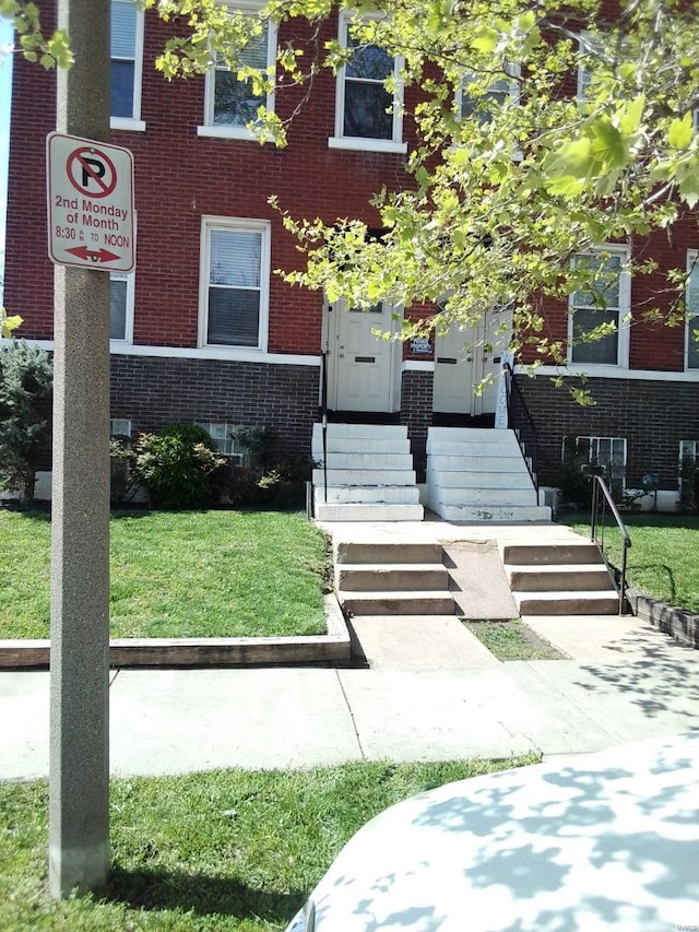 view of front of property with a front lawn