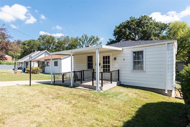 view of front facade featuring a front yard