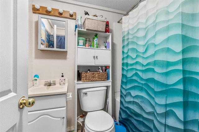 bathroom featuring a shower with curtain, vanity, toilet, and a textured ceiling