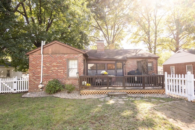 view of front facade featuring a wooden deck and a front lawn