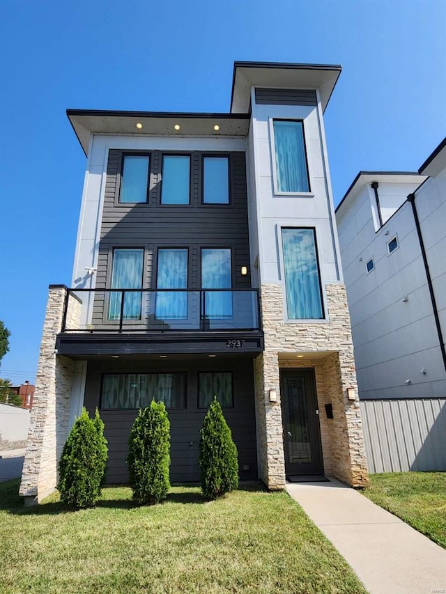 contemporary house featuring a front lawn