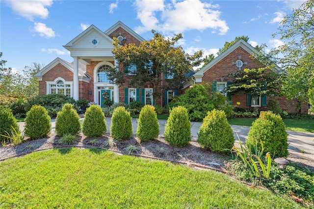 view of front of property featuring a front yard