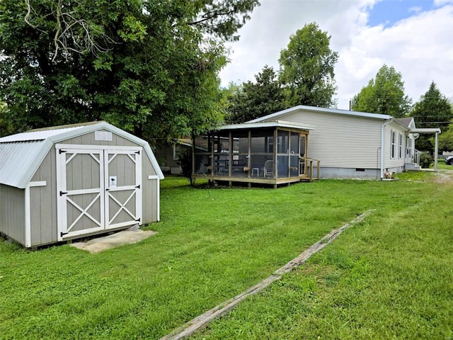 view of yard featuring a storage shed