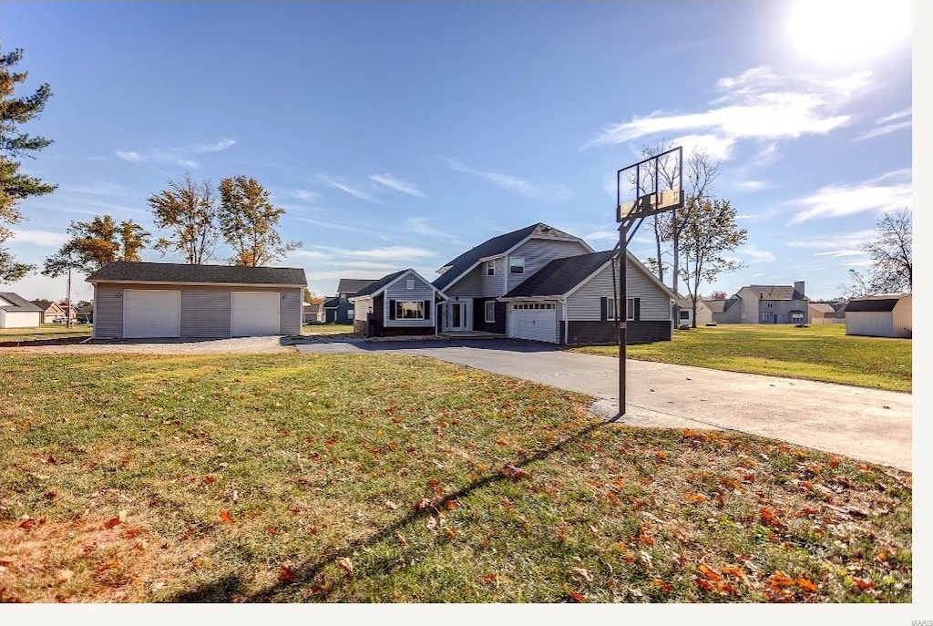 view of yard with an outdoor structure and a garage