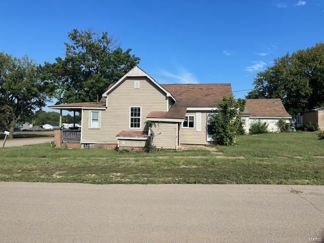 view of front of property featuring a front yard